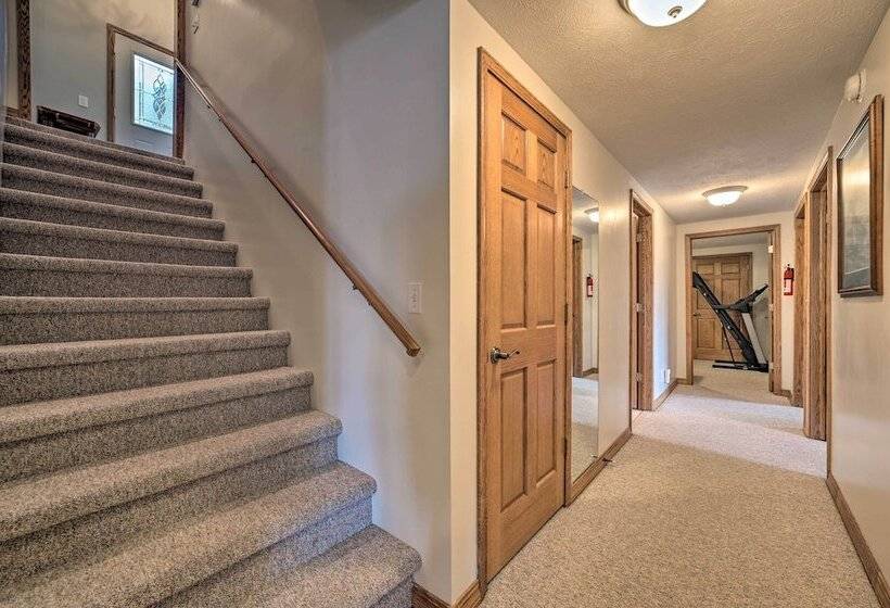 Lakefront Retreat On 18 Acres W/ Hot Tub!