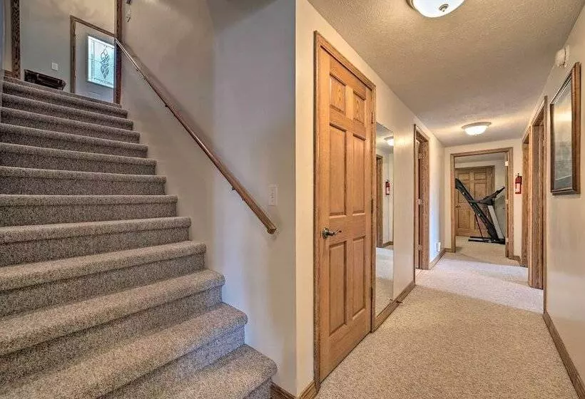 Lakefront Retreat On 18 Acres W/ Hot Tub!