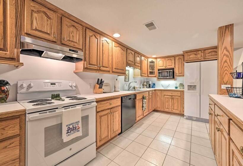 Lakefront Retreat On 18 Acres W/ Hot Tub!