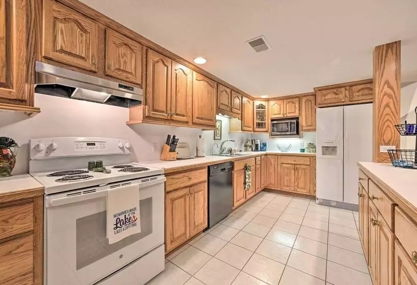 Lakefront Retreat On 18 Acres W/ Hot Tub!