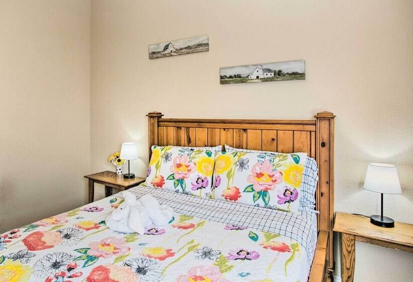 Lovely Little Elm House W/ Backyard!