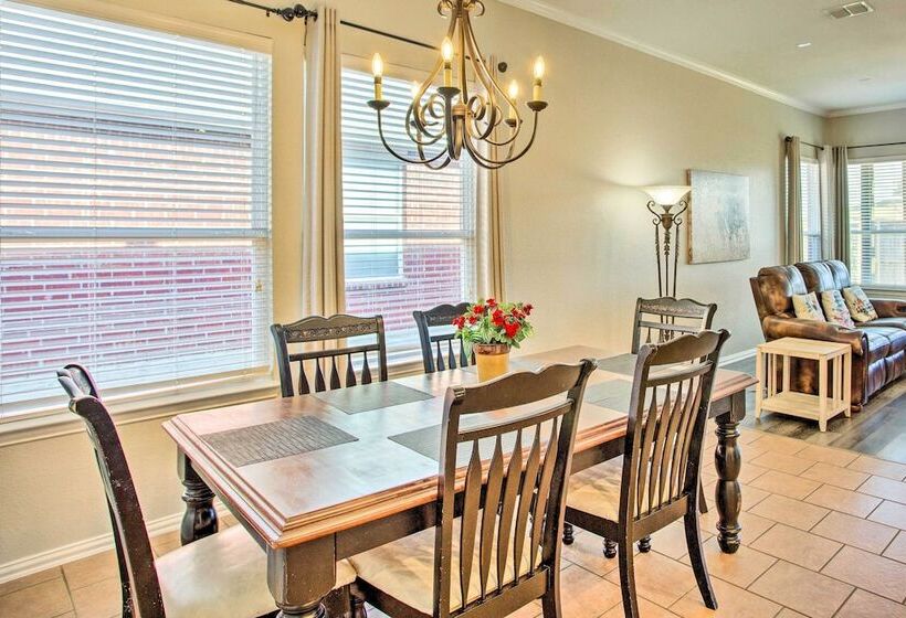 Lovely Little Elm House W/ Backyard!