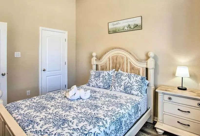 Lovely Little Elm House W/ Backyard!