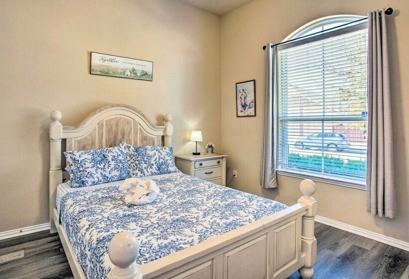 Lovely Little Elm House W/ Backyard!