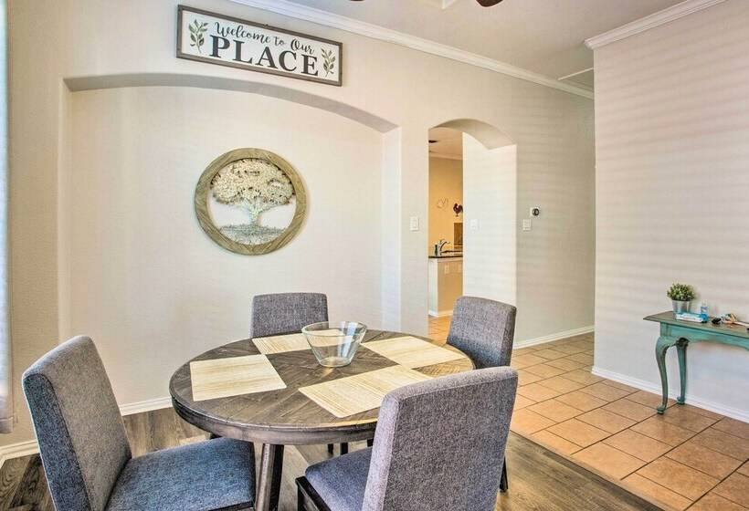 Lovely Little Elm House W/ Backyard!