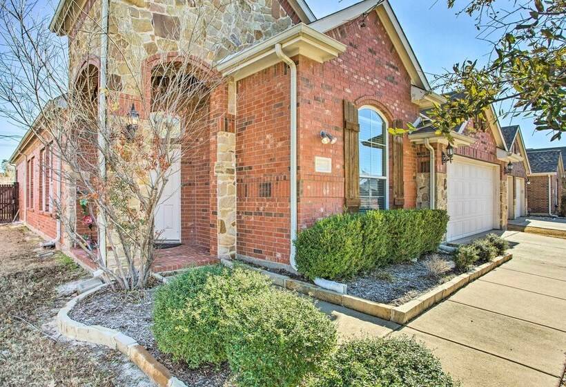 Lovely Little Elm House W/ Backyard!