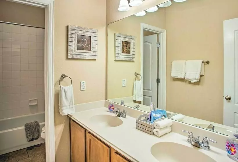 Lovely Little Elm House W/ Backyard!