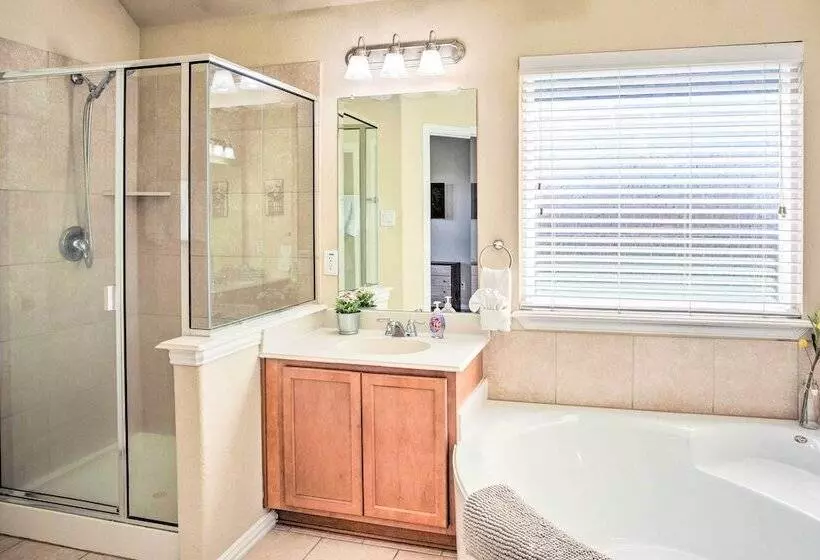 Lovely Little Elm House W/ Backyard!