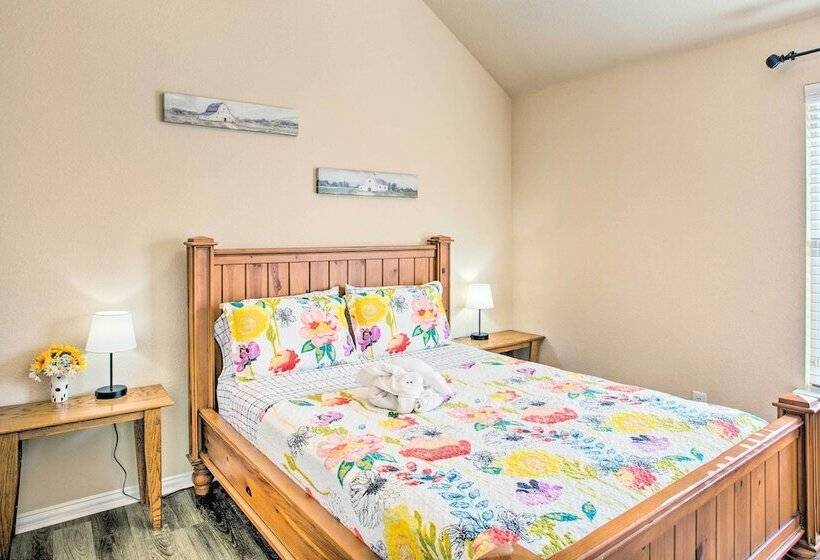 Lovely Little Elm House W/ Backyard!