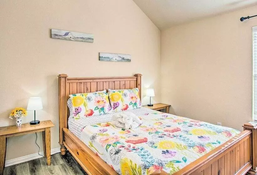 Lovely Little Elm House W/ Backyard!