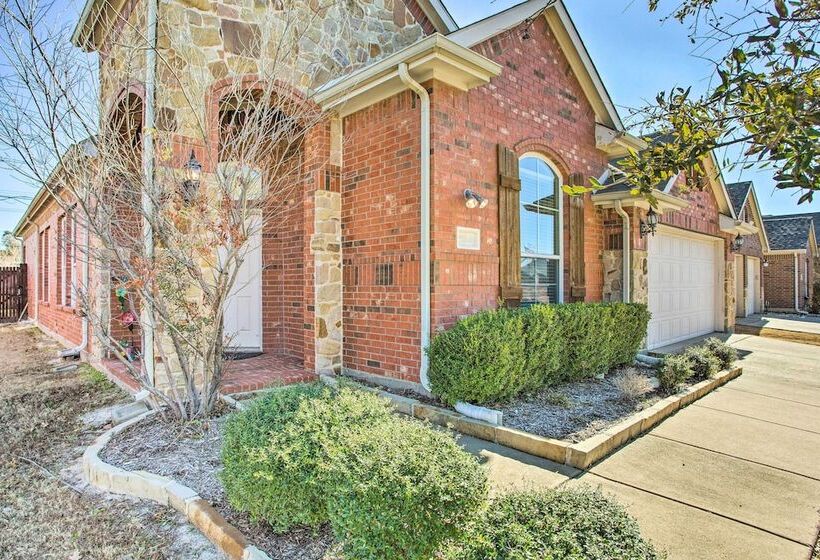 Lovely Little Elm House W/ Backyard!