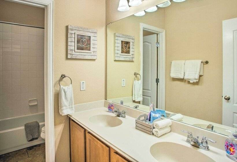 Lovely Little Elm House W/ Backyard!