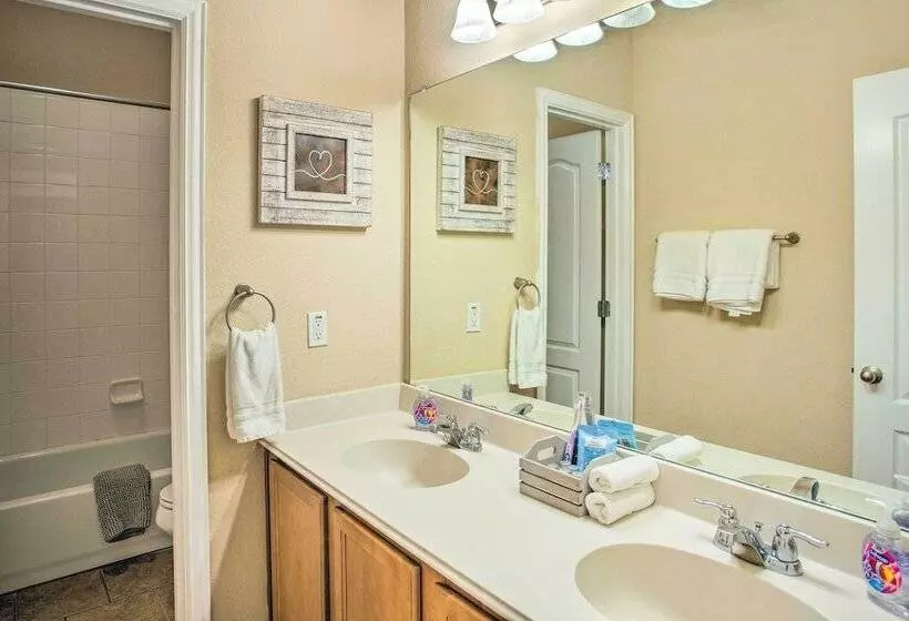 Lovely Little Elm House W/ Backyard!