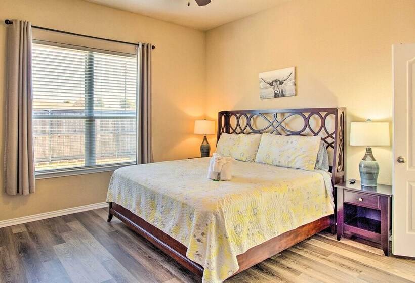 Lovely Little Elm House W/ Backyard!