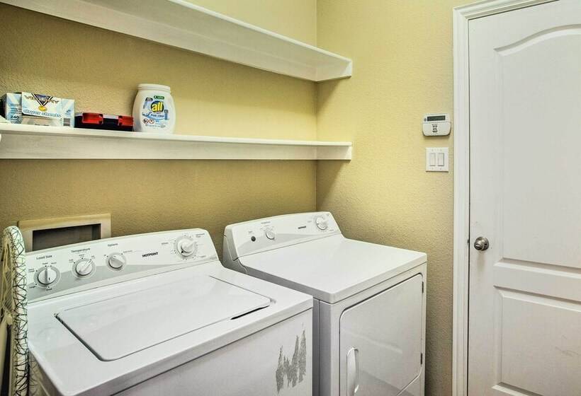 Lovely Little Elm House W/ Backyard!