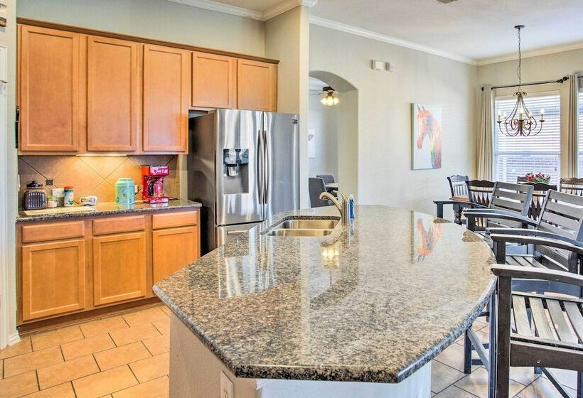 Lovely Little Elm House W/ Backyard!