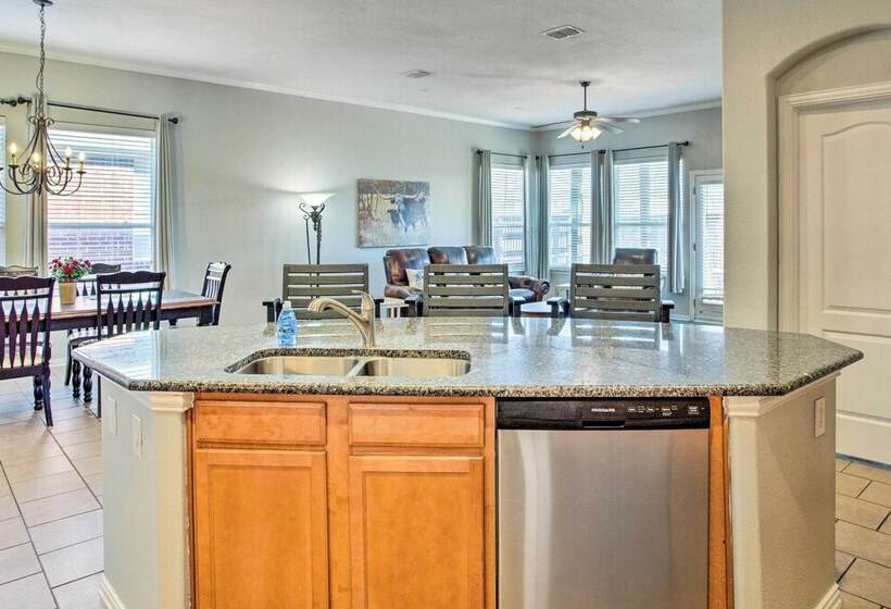 Lovely Little Elm House W/ Backyard!