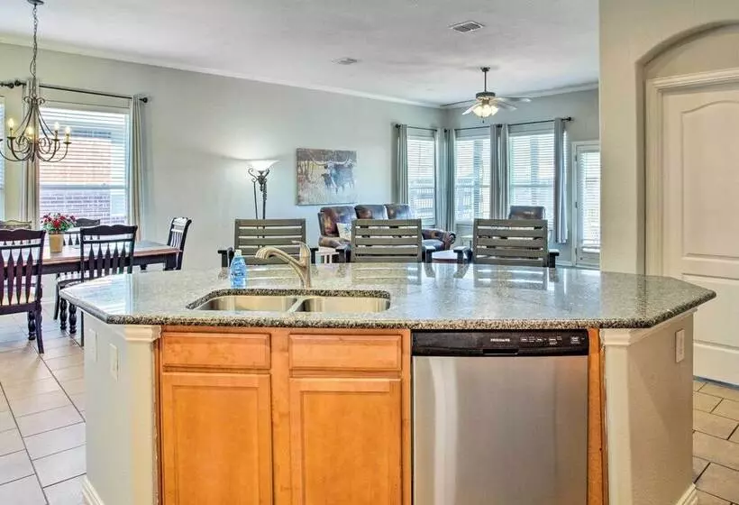 Lovely Little Elm House W/ Backyard!