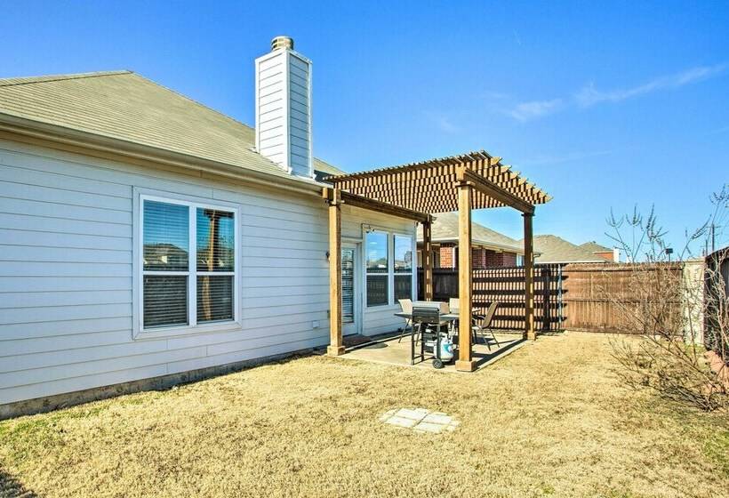 Lovely Little Elm House W/ Backyard!