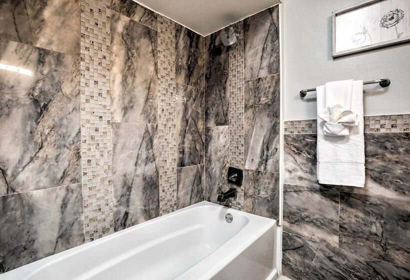 Richardson Home W/ Hot Tub ~ 17 Mi To Dallas!