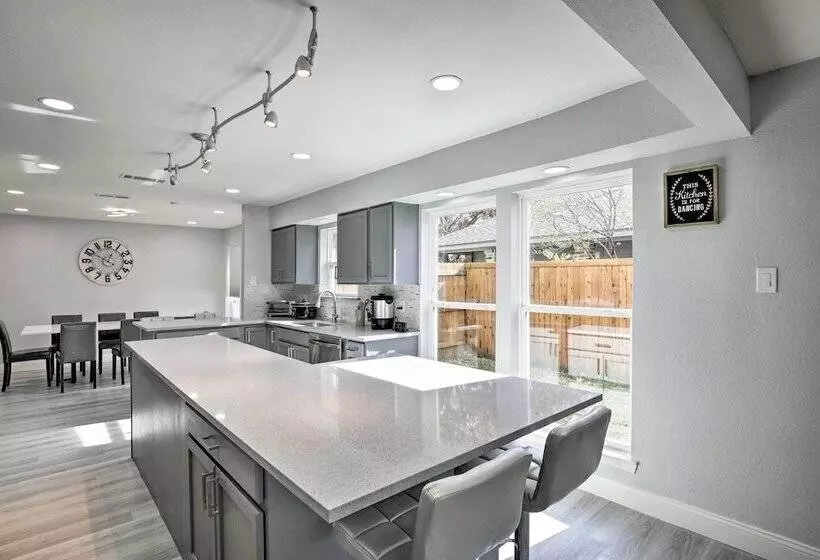 Richardson Home W/ Hot Tub ~ 17 Mi To Dallas!