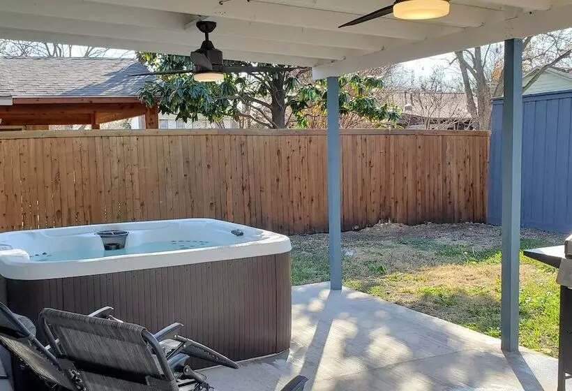 Richardson Home W/ Hot Tub ~ 17 Mi To Dallas!