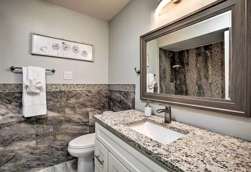 Richardson Home W/ Hot Tub ~ 17 Mi To Dallas!