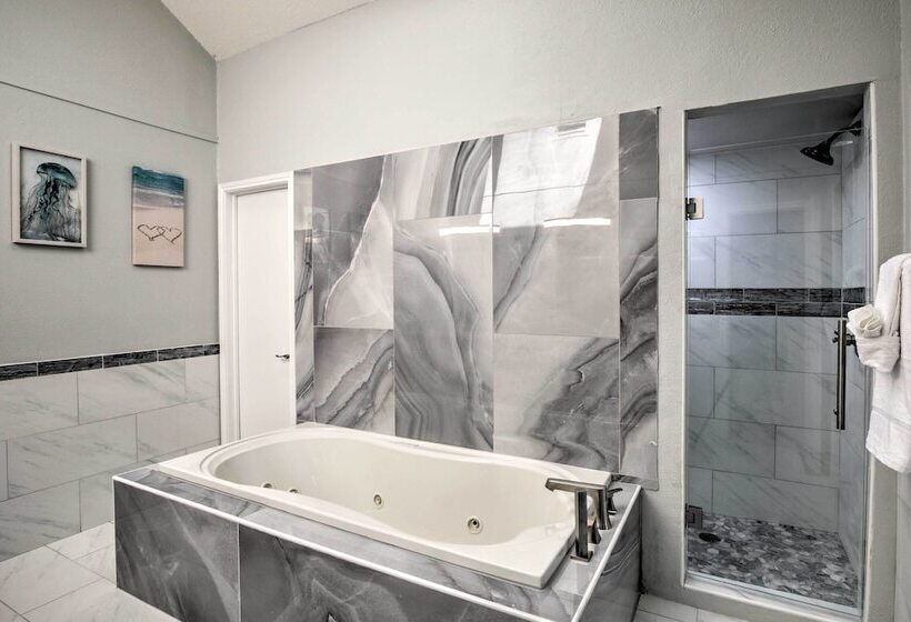 Richardson Home W/ Hot Tub ~ 17 Mi To Dallas!