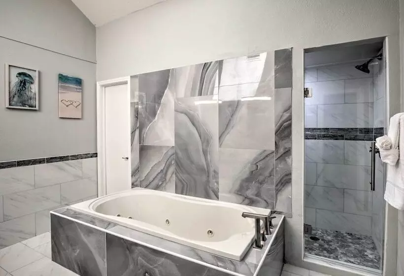 Richardson Home W/ Hot Tub ~ 17 Mi To Dallas!