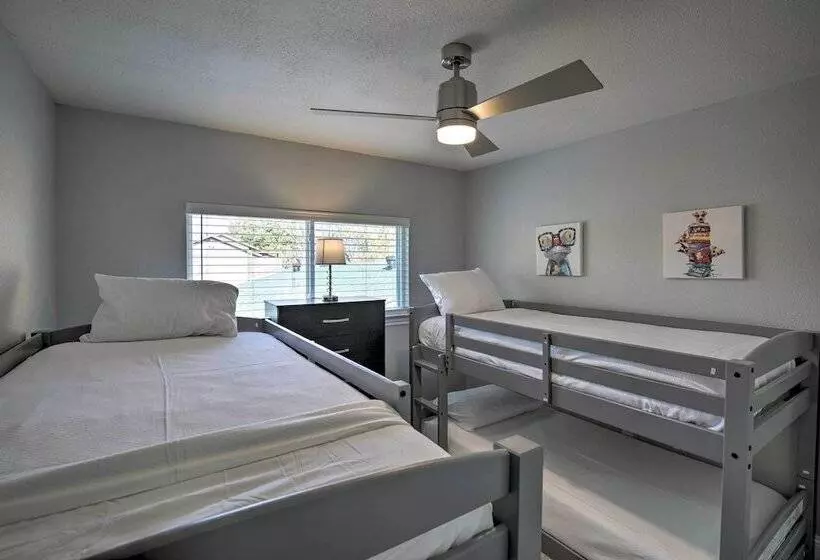 Richardson Home W/ Hot Tub ~ 17 Mi To Dallas!