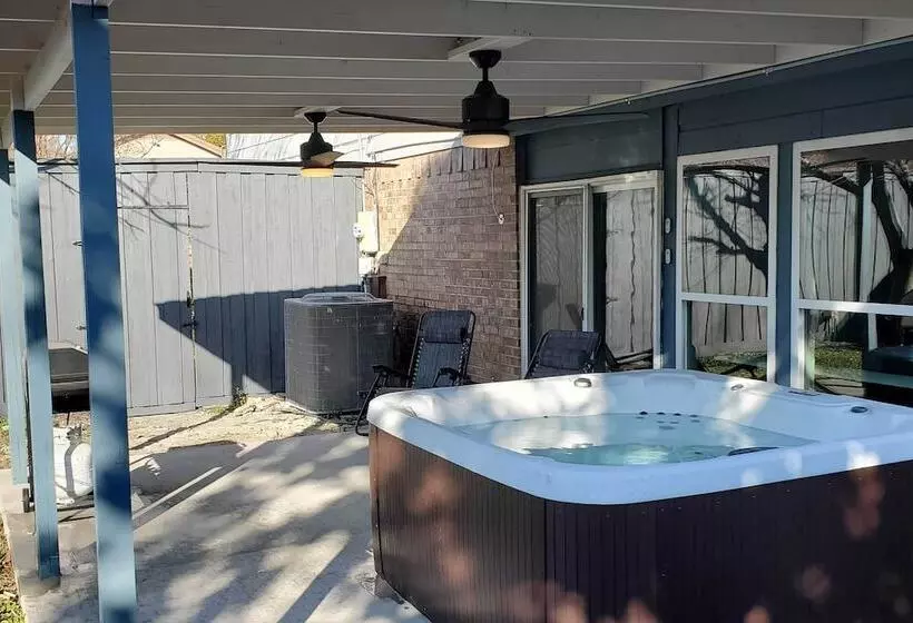 Richardson Home W/ Hot Tub ~ 17 Mi To Dallas!