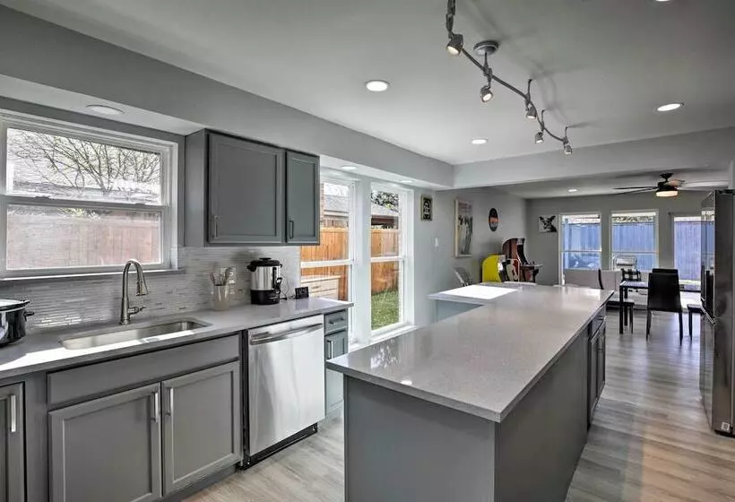 Richardson Home W/ Hot Tub ~ 17 Mi To Dallas!