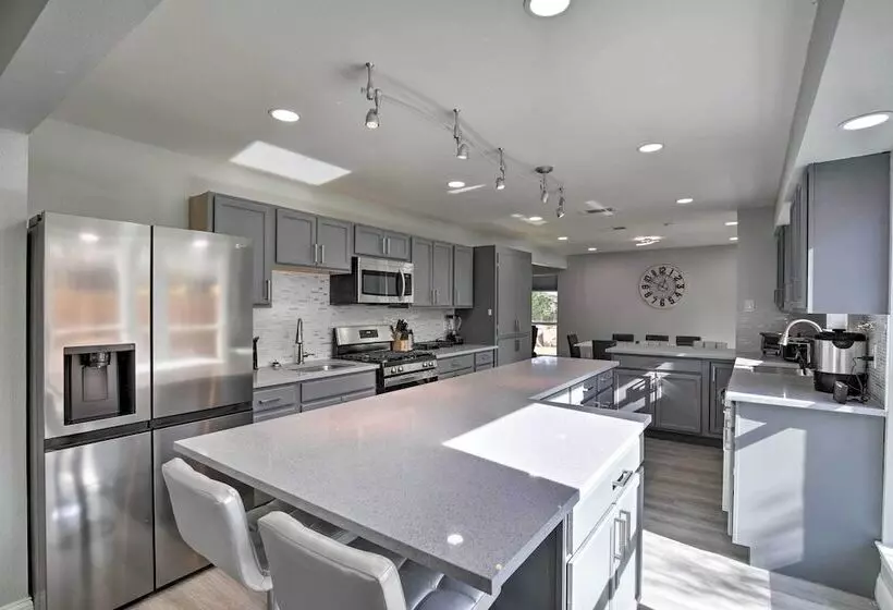 Richardson Home W/ Hot Tub ~ 17 Mi To Dallas!