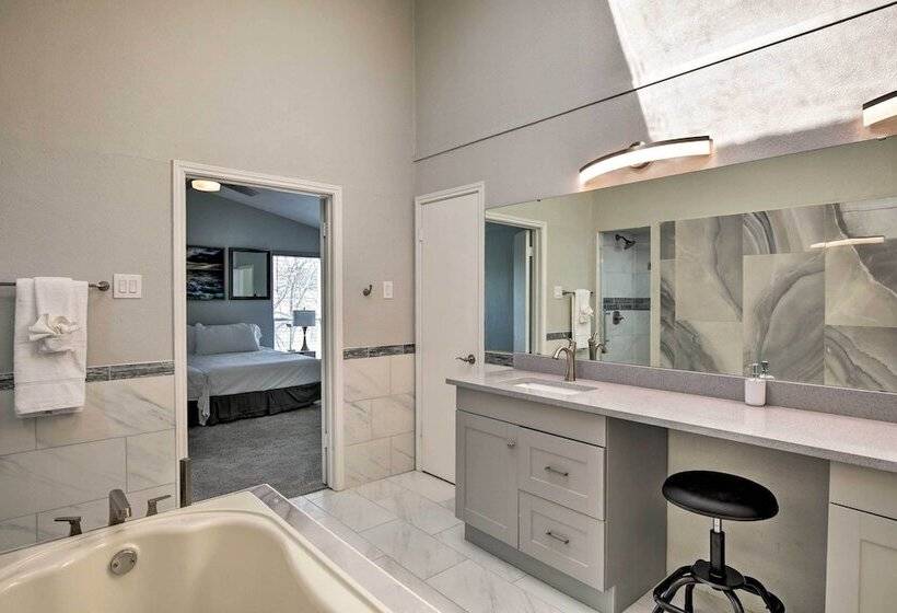 Richardson Home W/ Hot Tub ~ 17 Mi To Dallas!