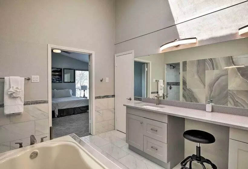 Richardson Home W/ Hot Tub ~ 17 Mi To Dallas!