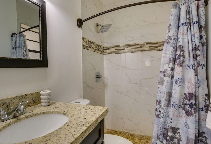 Margate Home W/ Hot Tub & Putting Green!