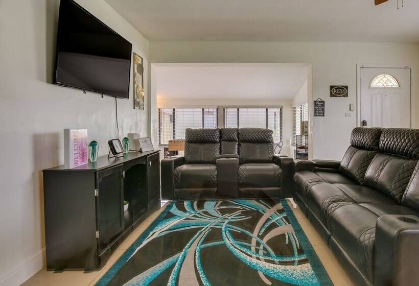 Margate Home W/ Hot Tub & Putting Green!