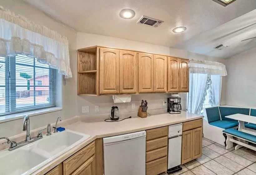 Page Home W/ Waterfall, 3 Mi To Lake Powell!