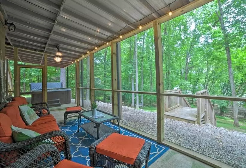 Pristine Lake Barkley Escape W/ Deck, Porch & Bar!