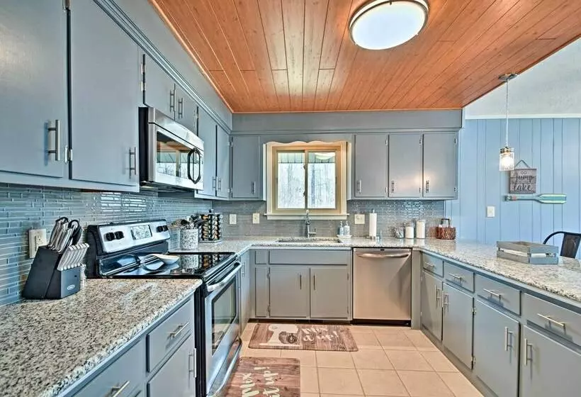 Pristine Lake Barkley Escape W/ Deck, Porch & Bar!