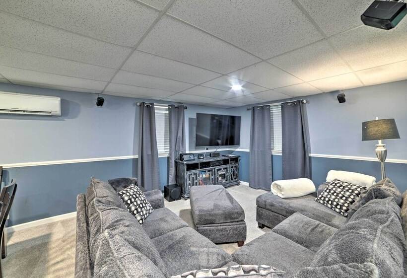 Pristine Lake Barkley Escape W/ Deck, Porch & Bar!