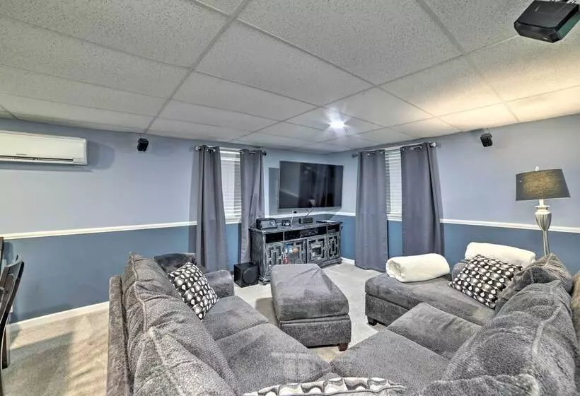 Pristine Lake Barkley Escape W/ Deck, Porch & Bar!