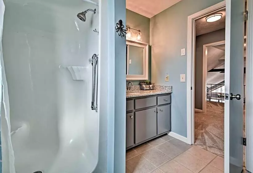 Pristine Lake Barkley Escape W/ Deck, Porch & Bar!