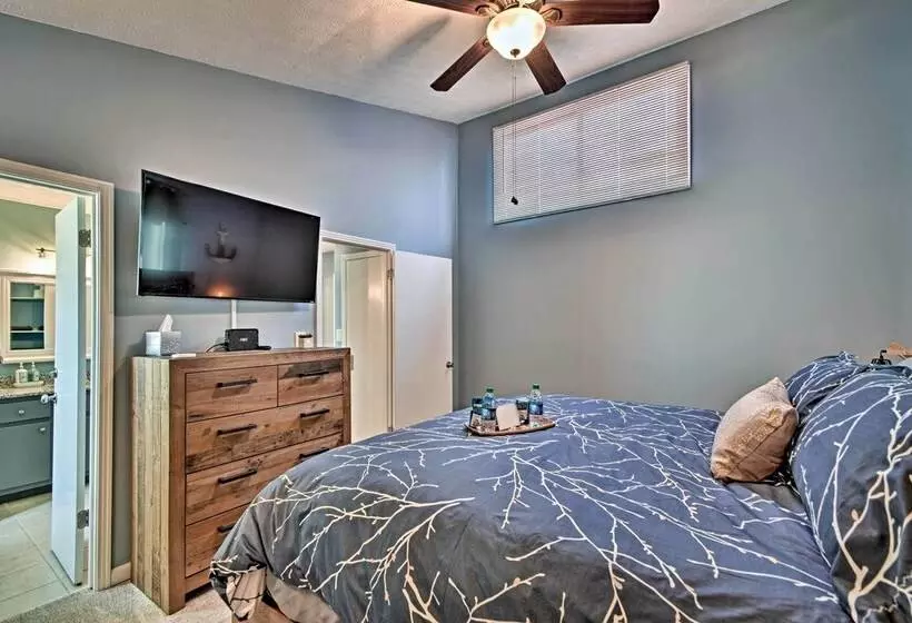 Pristine Lake Barkley Escape W/ Deck, Porch & Bar!