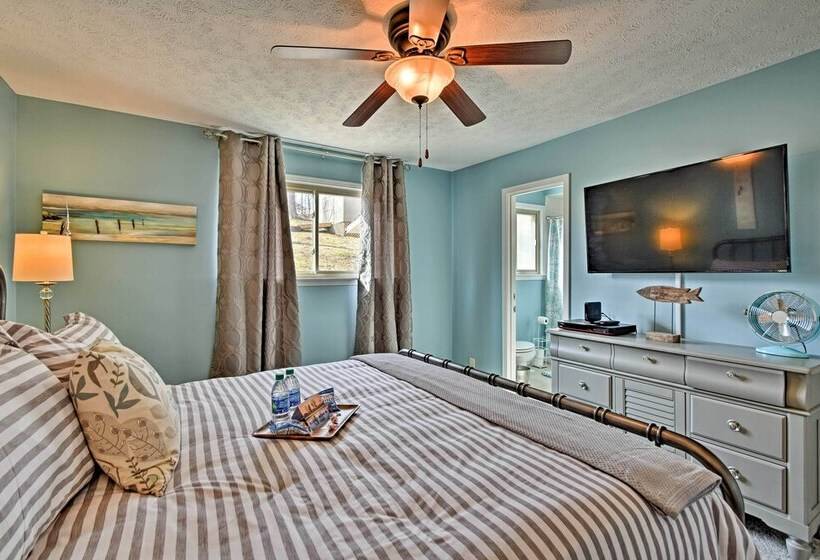 Pristine Lake Barkley Escape W/ Deck, Porch & Bar!