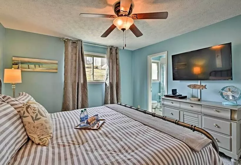 Pristine Lake Barkley Escape W/ Deck, Porch & Bar!