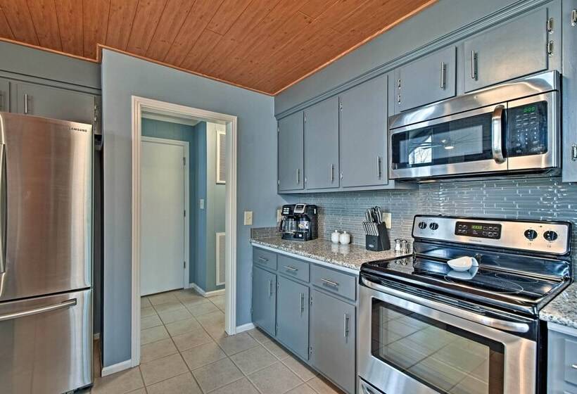 Pristine Lake Barkley Escape W/ Deck, Porch & Bar!