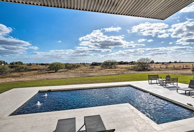 Hot Tub & Game Room: Schulenburg Retreat