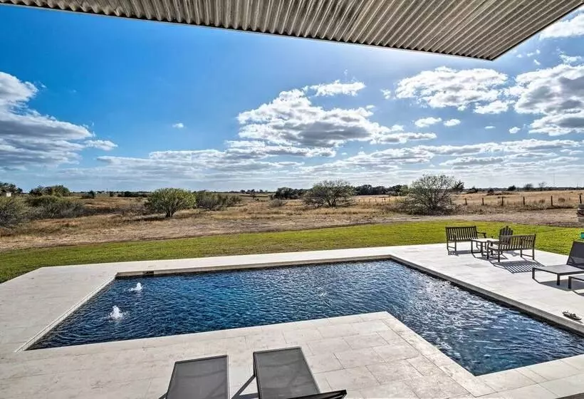 Hot Tub & Game Room: Schulenburg Retreat