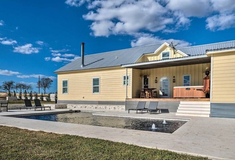 Hot Tub & Game Room: Schulenburg Retreat